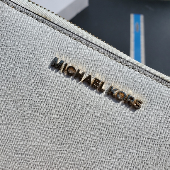 Micheal Kors continental wallet - Picture 3 of 12